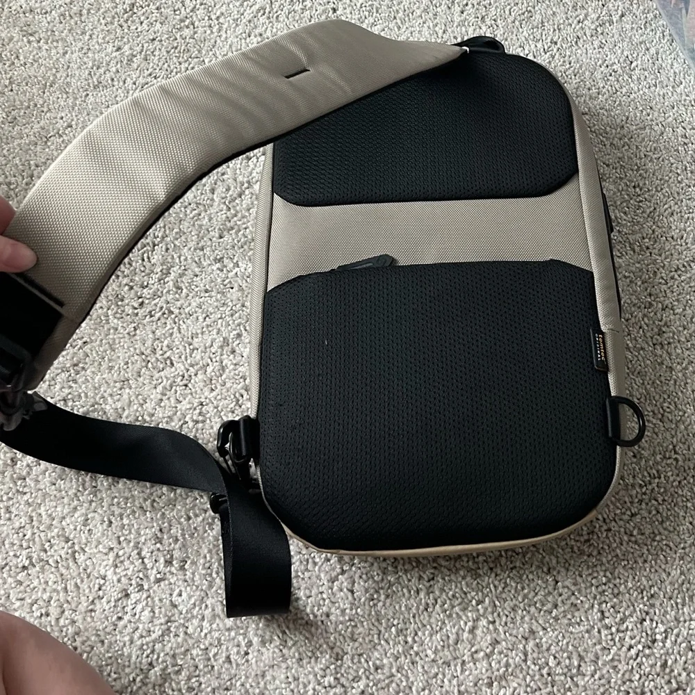 ⚪️TOMTOC: Men’s beige & gray NWOT crossbody travel sling bag w/compartments⚪️